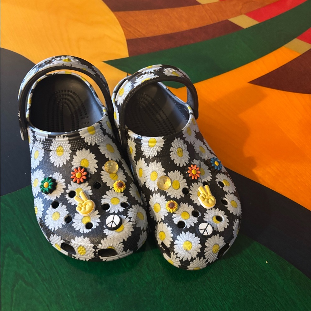 Daisy Floral Crocks with Charms
